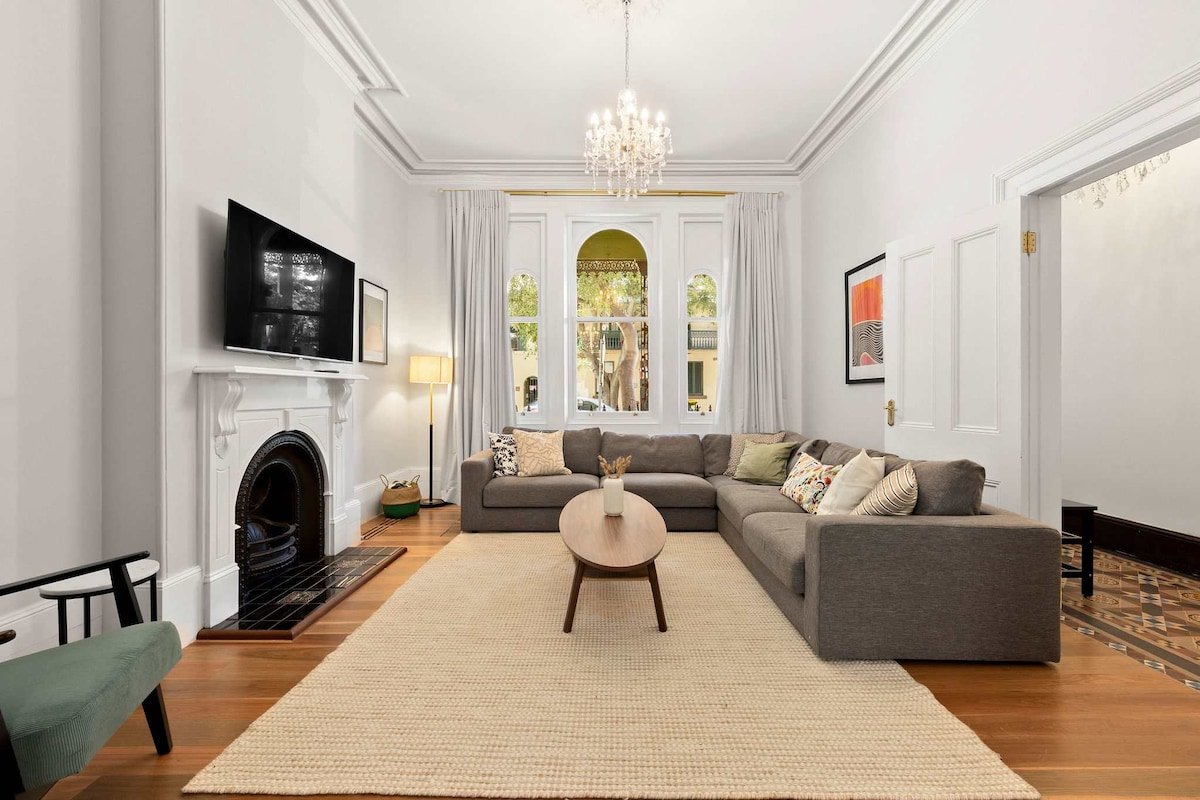 Elegant 6-Bed Home with Harbour Views gallery image 2