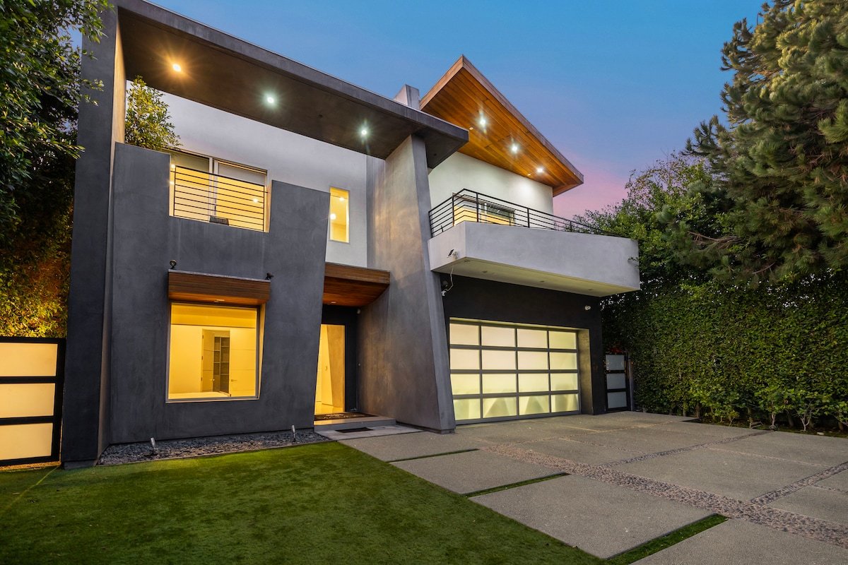 Charming West Hollywood Mini-Retreat w/ Pool & Spa gallery image 3