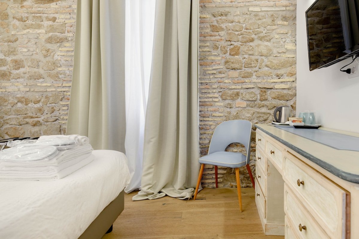 Charming Historic Apartment near the Spanish Steps gallery image 5