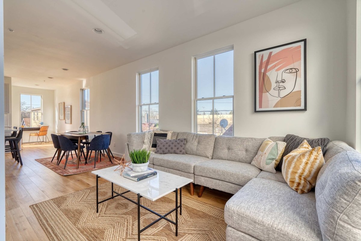 Luxury Townhouse • New Build • 3BR • Sleeps 5 gallery image 4