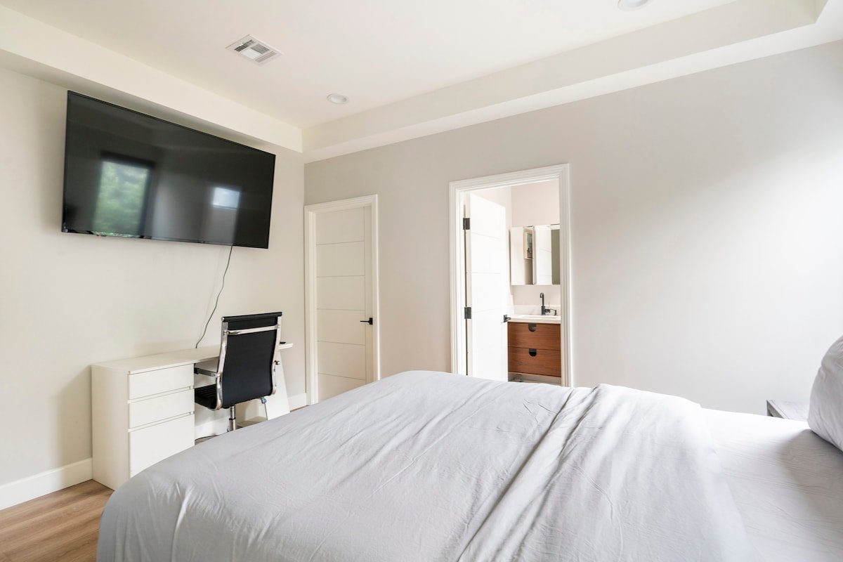 Santa Monica Luxury open space 6 BD house gallery image 2