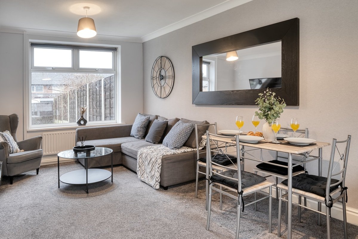 Bright 3BR Getaway in Sale | Sleep 6 Near Airport gallery image 3