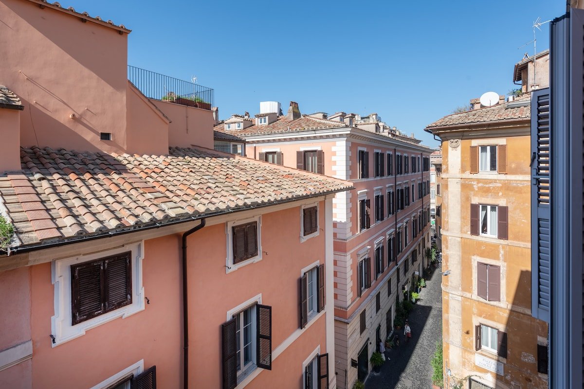 tHE Charming Attic [Pza Spagna]- 5 min to Navona gallery image 5