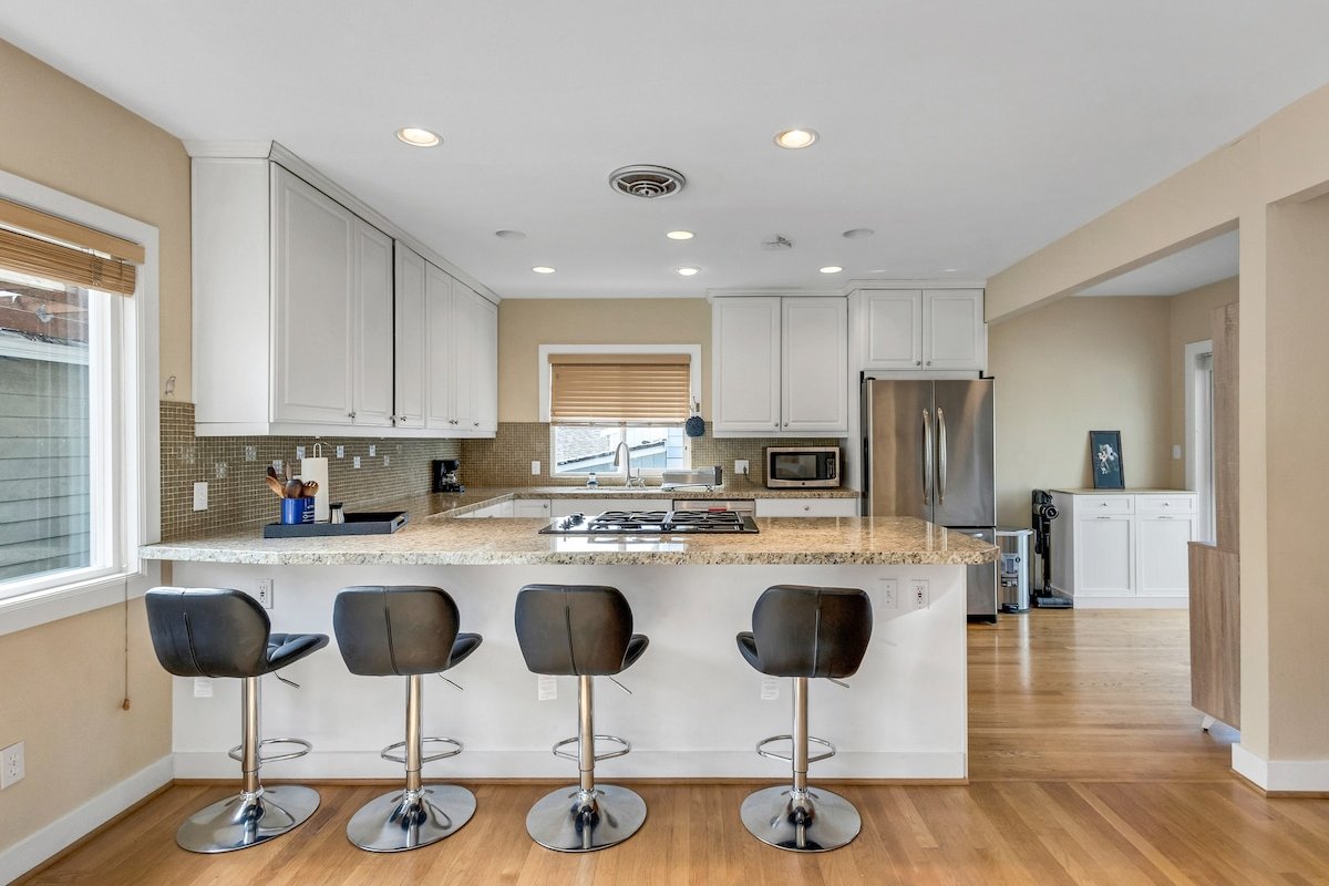 Luxurious 4 Story Home – Steps to Alki Beach gallery image 5