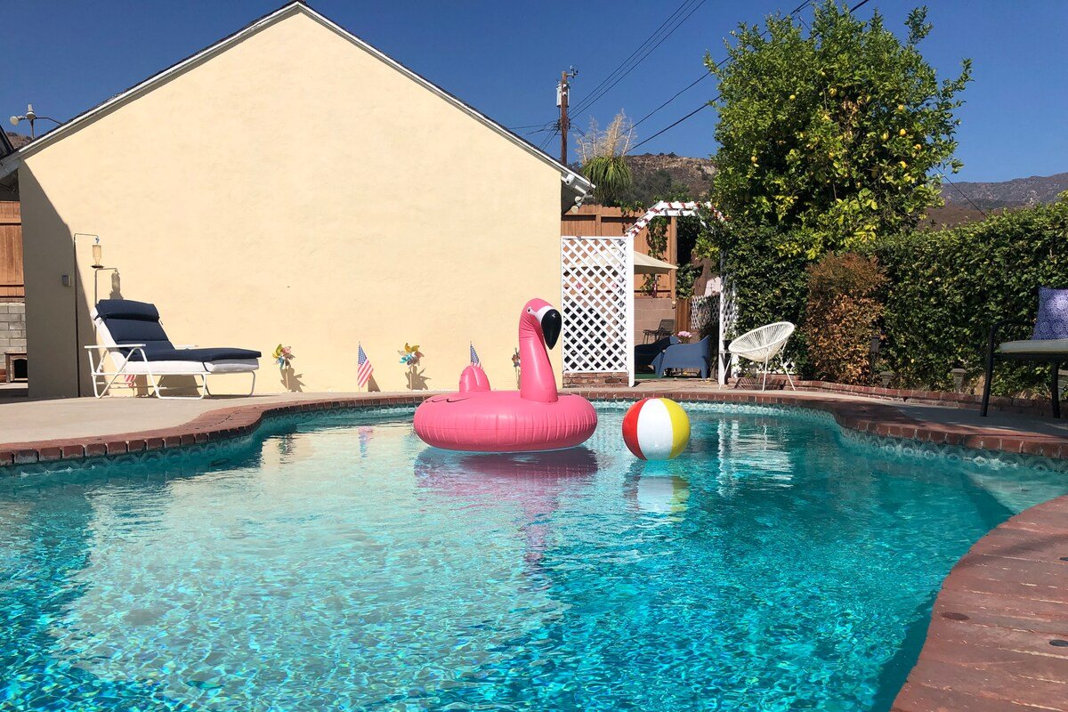 Media City Hillside House—4Bdrm, Pool, Spa & FIBER gallery image 4