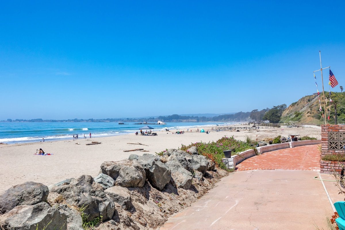 1950’s Beachfront Home – Stunning Views! gallery image 4