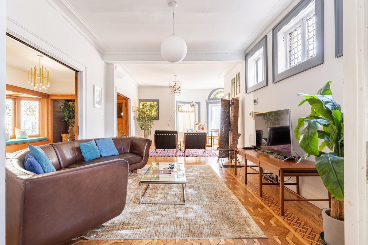 Come Together in This Vibrant Restored Mansion near Wrigley gallery image 2