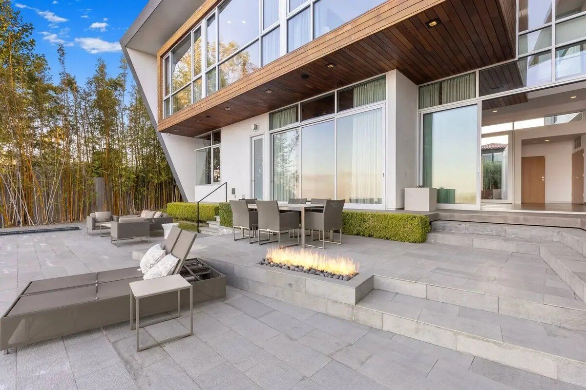 Bel Air Luxe w/ Lake View & Pool gallery image 4