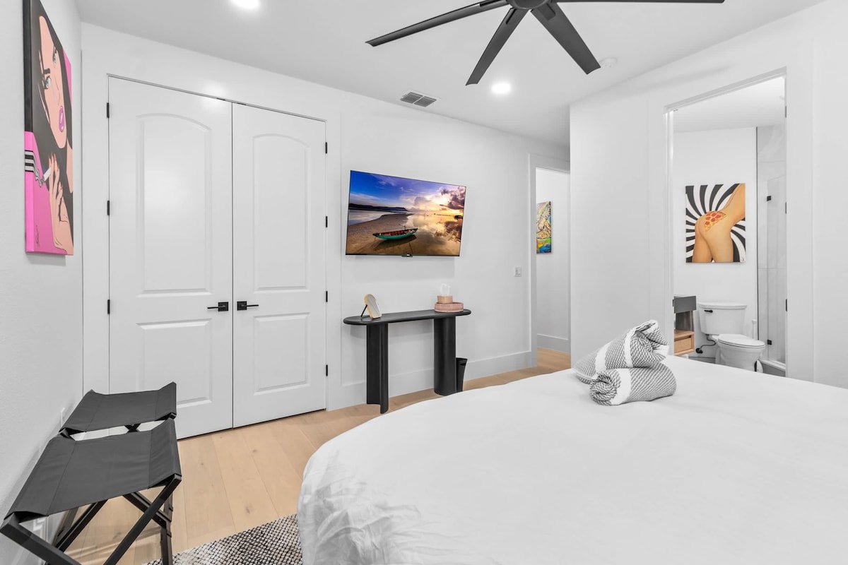 10 Bdrm / 14 Bath Mansion – S. Tampa | Pool | Spa gallery image 5