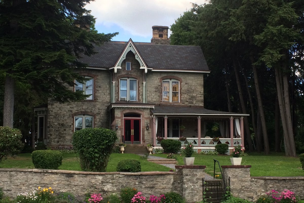 Mt Hope House: Large group historic house by UofR