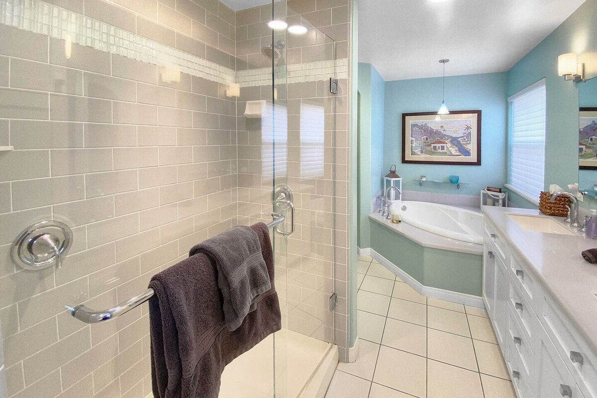 Massive Luxury Beach Home – Fire Pit, AC, Garage! gallery image 4