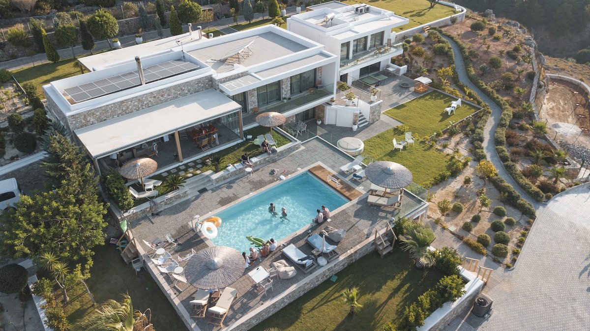 Breathtakig views – heated pool – sauna gallery image 2