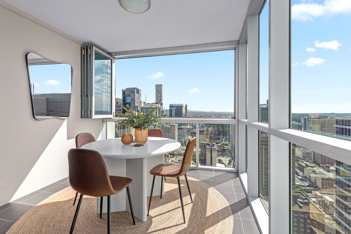 Top Floor! 2Bed/2Bath/1Car/Pool/Views ~ CBD gallery image 4