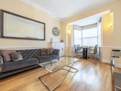 2B Apartment next to Park Lane