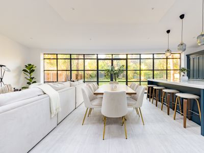 Spacious & Luxurious Gem: Walk to Trains ~ Garden!