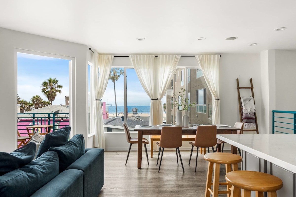 Chic Venice House | Beachfront Walk | Balcony gallery image 5