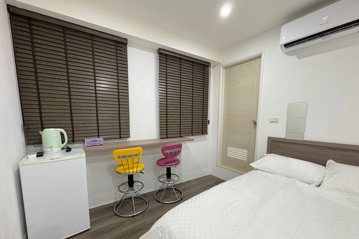 Taipei 台北西門町5-8人三房/MRT Ximen 5分鐘/電梯 gallery image 5