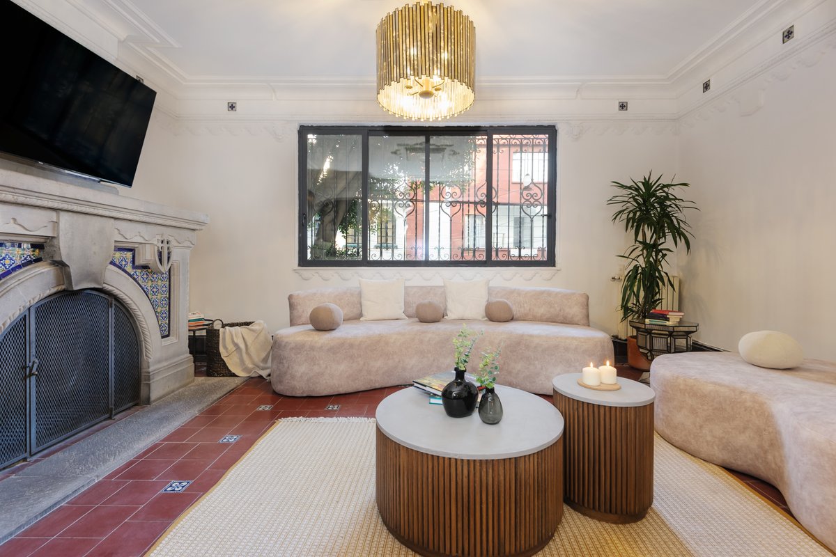 Majestic house two blocks from Parque España