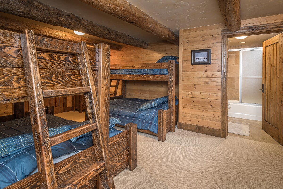 EPIC Ski In/Out • Hot Tub, Grill, Privacy + Views! gallery image 4