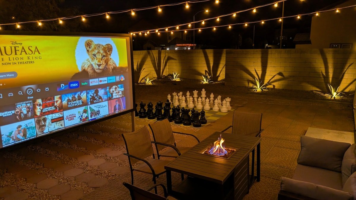 8 Bedroom Fun Smart Home, 8 Minutes to the Strip gallery image 3