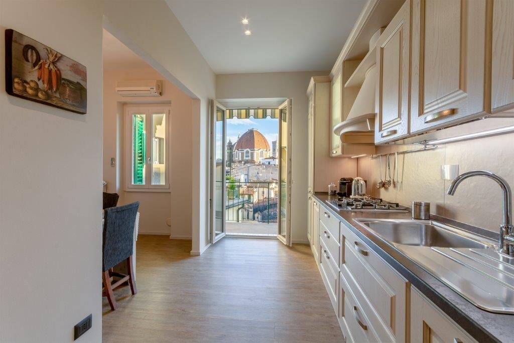 Paola’s home – terrace with view of Florence gallery image 2