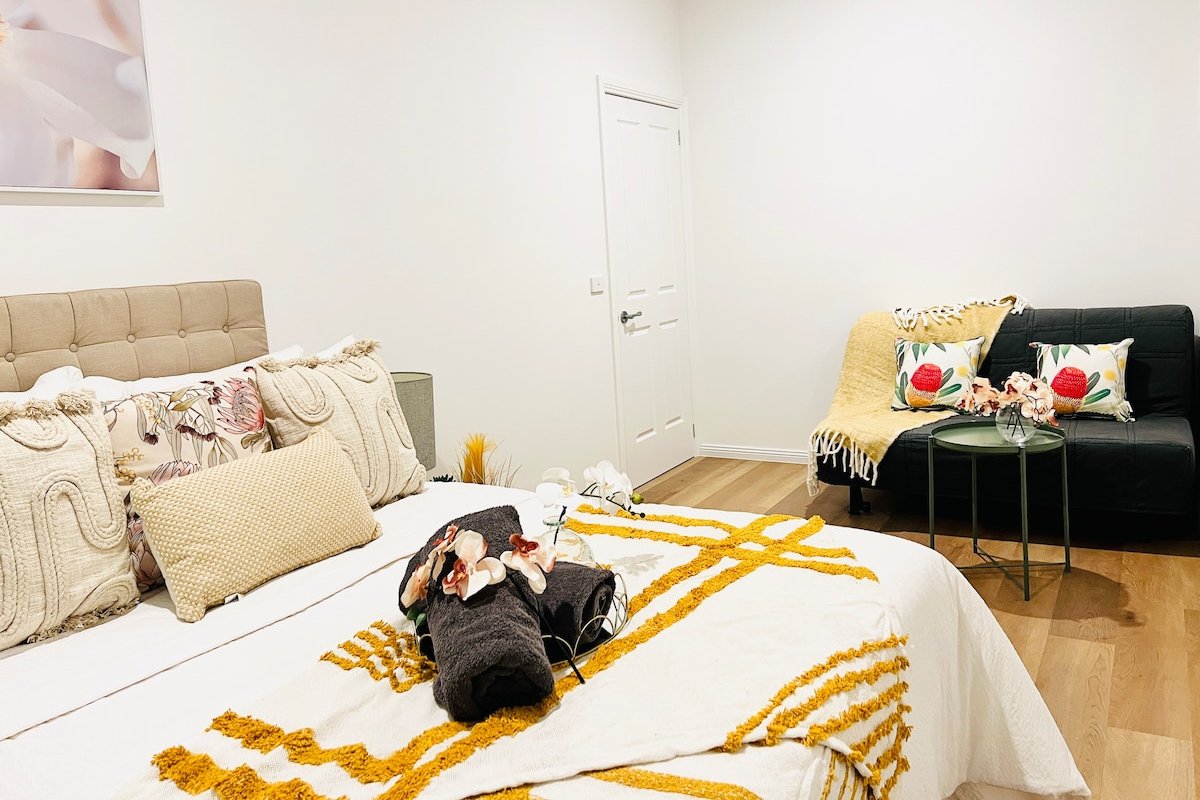 4BDR2BTH#Fits14pp#Next2QVicMarket#FreeTramZone gallery image 3