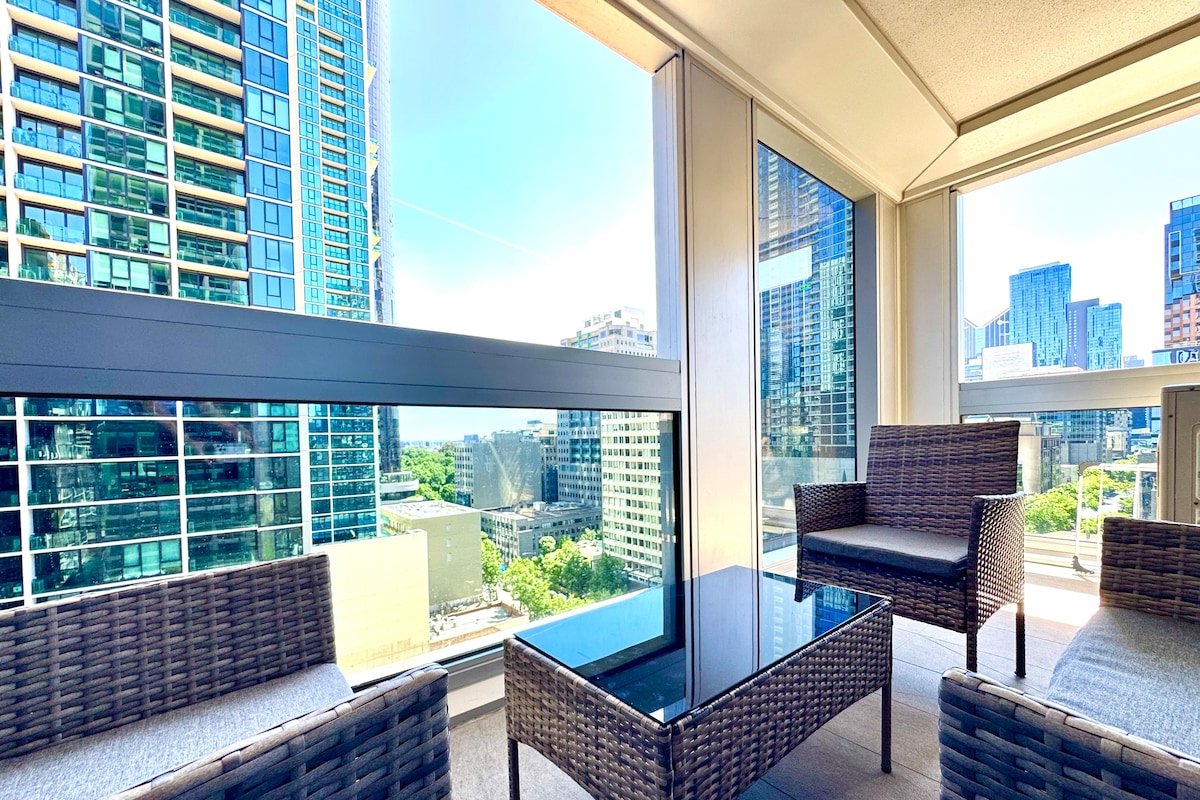 Central City Escape: Skyline Views, Pool & Carpark gallery image 5