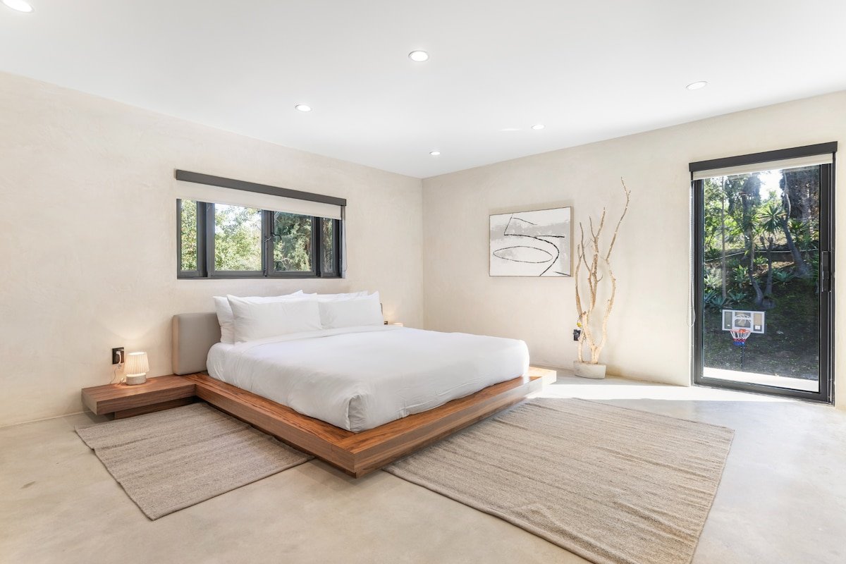 Luxe Woodland Hills Oasis w/ Pool & Scenic Views gallery image 4