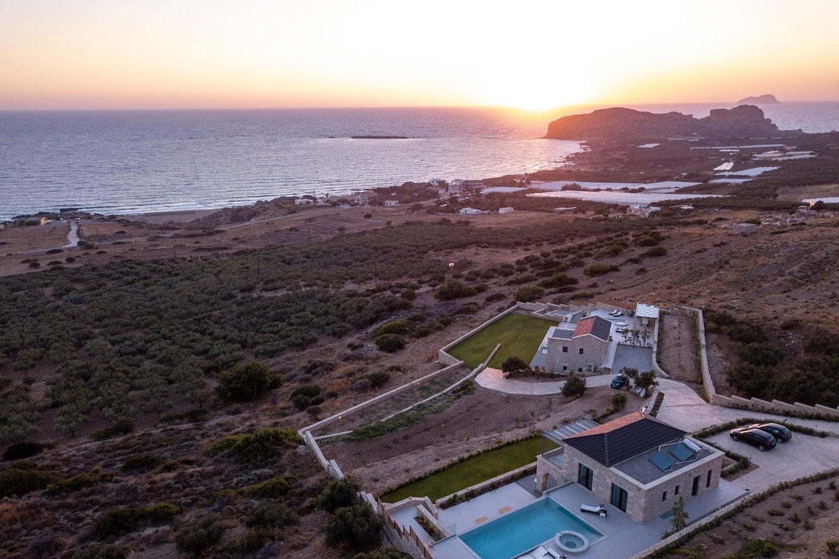 Villa Bespoke, sea view, heated pool, jacuzzi, 3BD gallery image 5