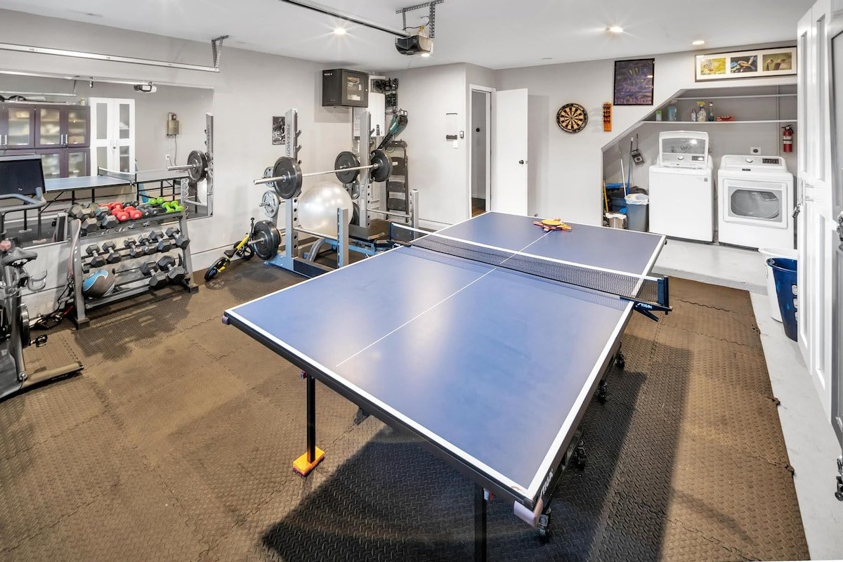 Gorgeous pool, close to beach, restaurants &shops! gallery image 4