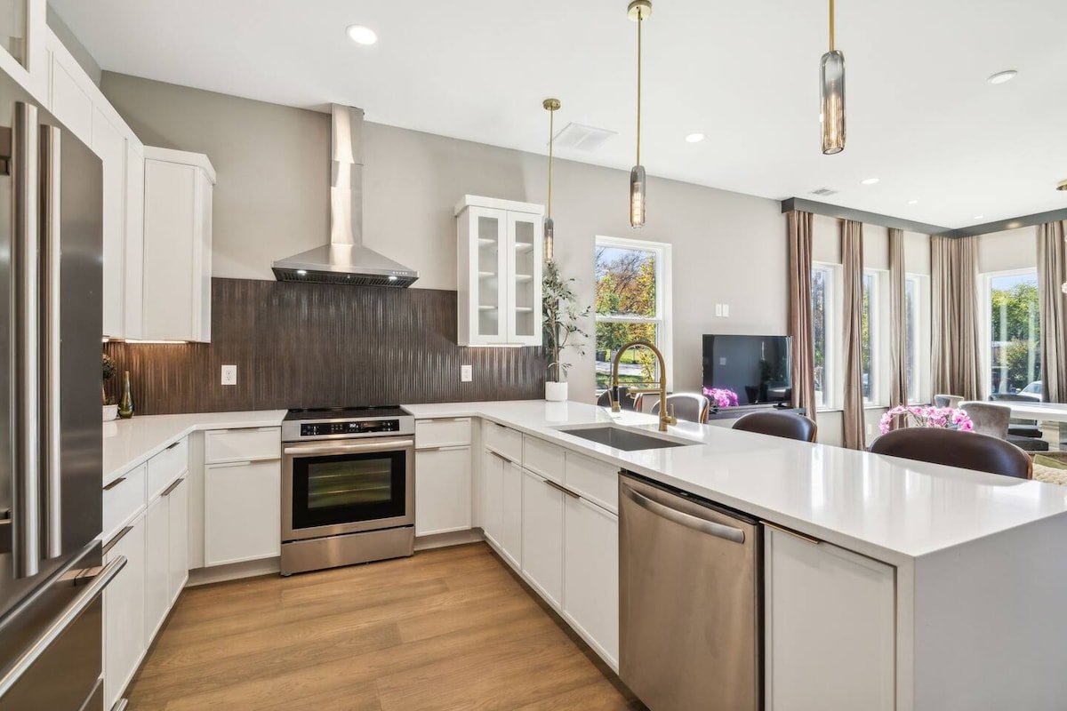 Double the fun! Sleeps 24! gallery image 4