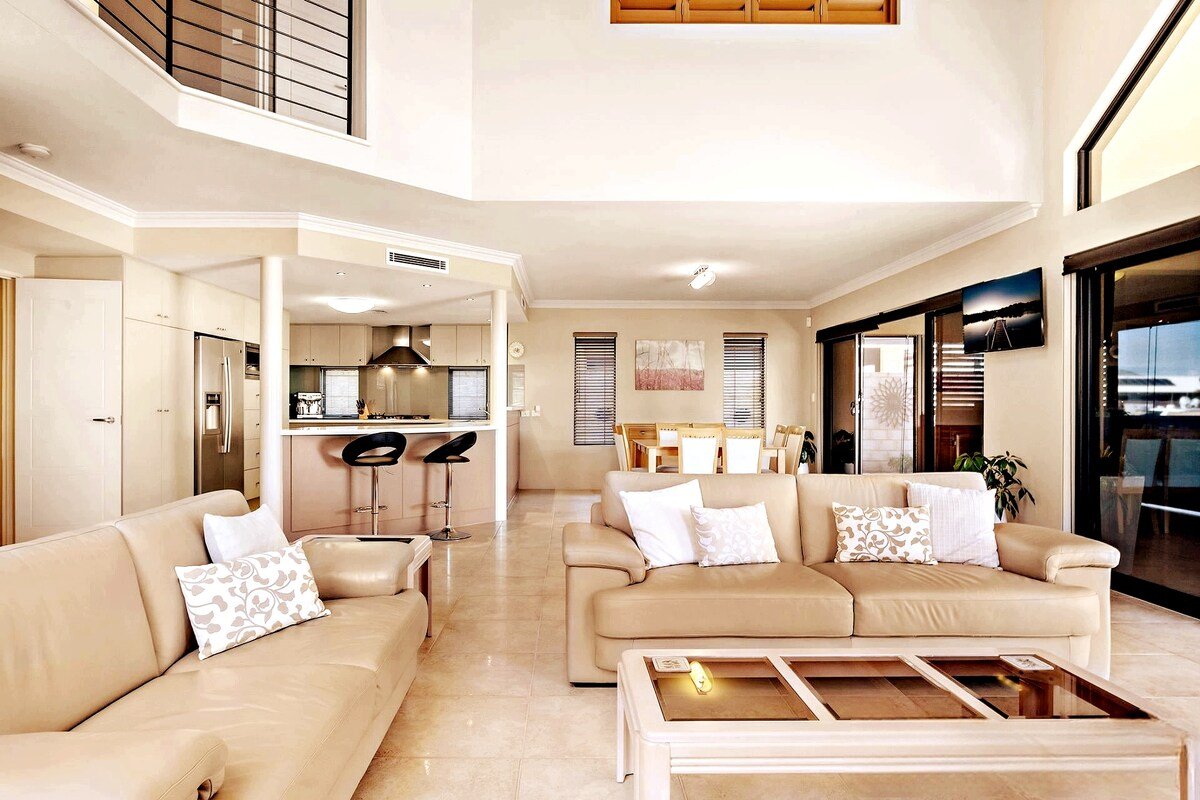 Canalfront Paradise: Luxury Getaway in Dudley Park gallery image 3