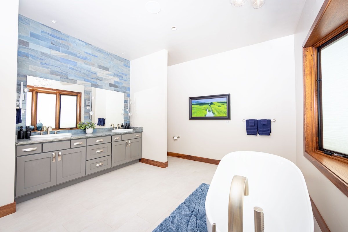 The Driftwood Lakefront Estate gallery image 4