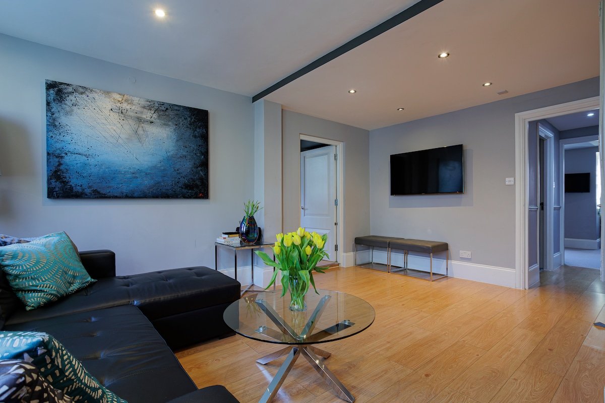 Stylish Soho Penthouse, large roof terrace gallery image 2