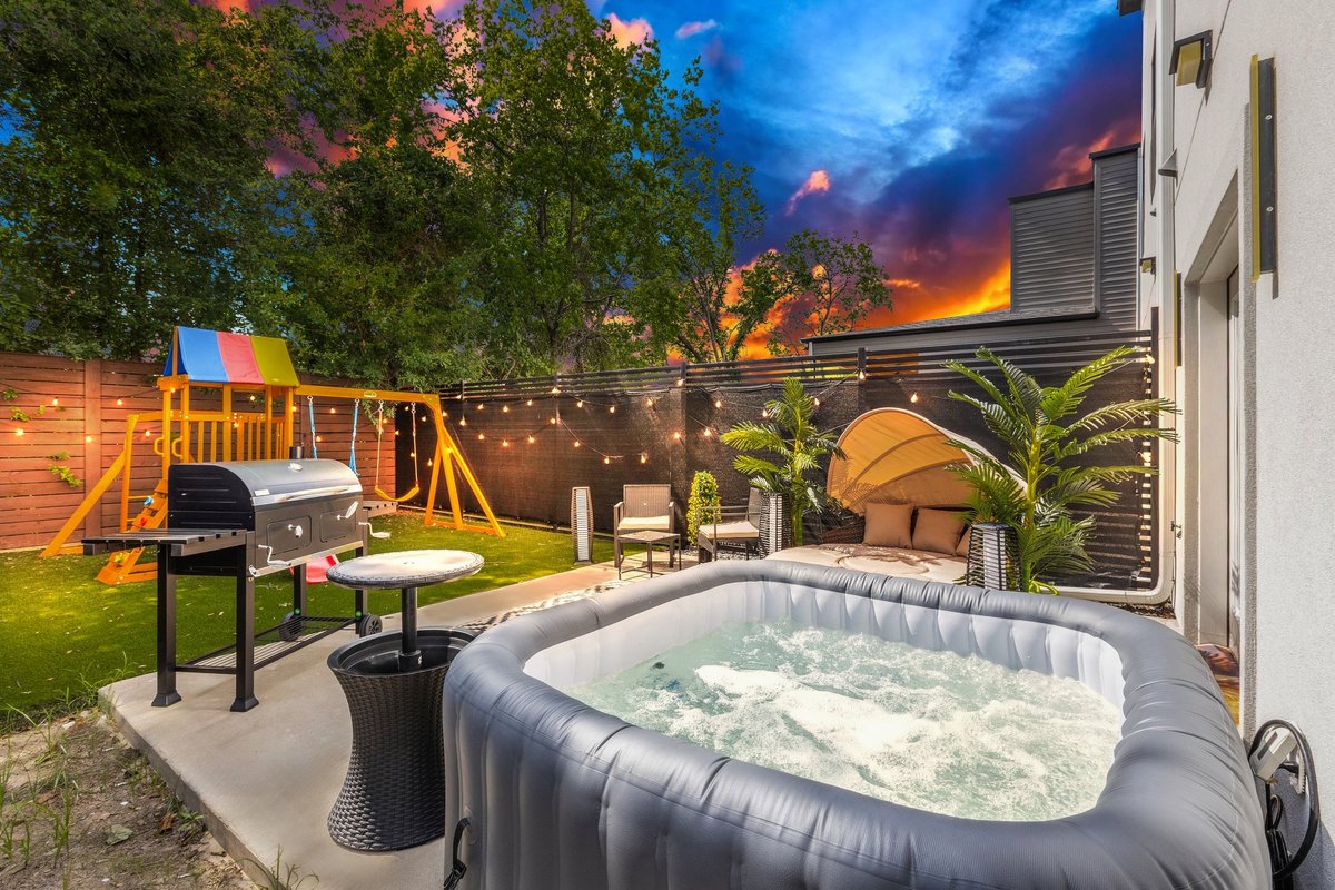 Duplex house w/hottub, FREE game