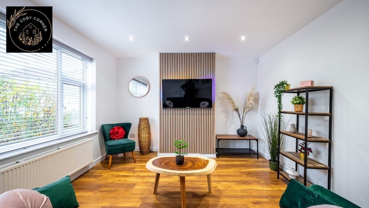 3 bedroom house – Trafford centre – with Parking gallery image 2