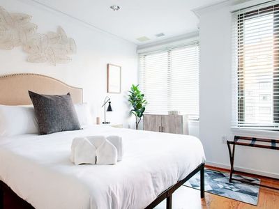 Understated, Elegant and IDEAL! / Downtown Designe