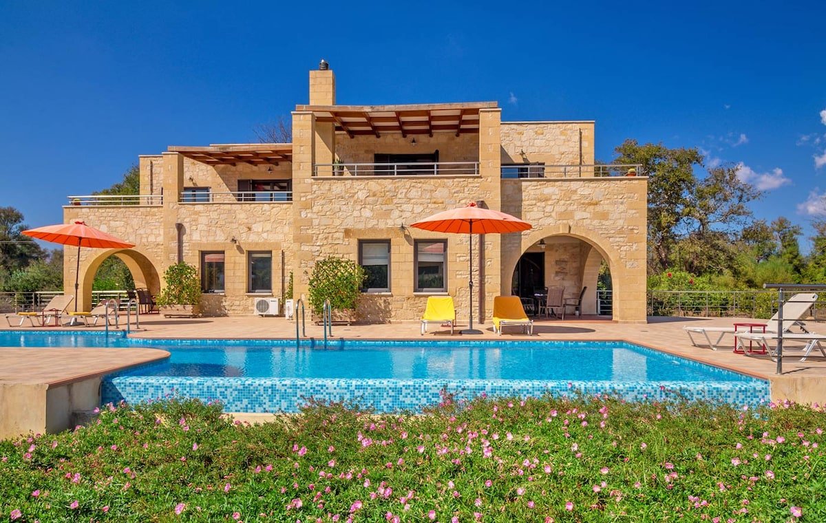 Traditional Stone Villa, 6 BD, 6 BA, private pool gallery image 3