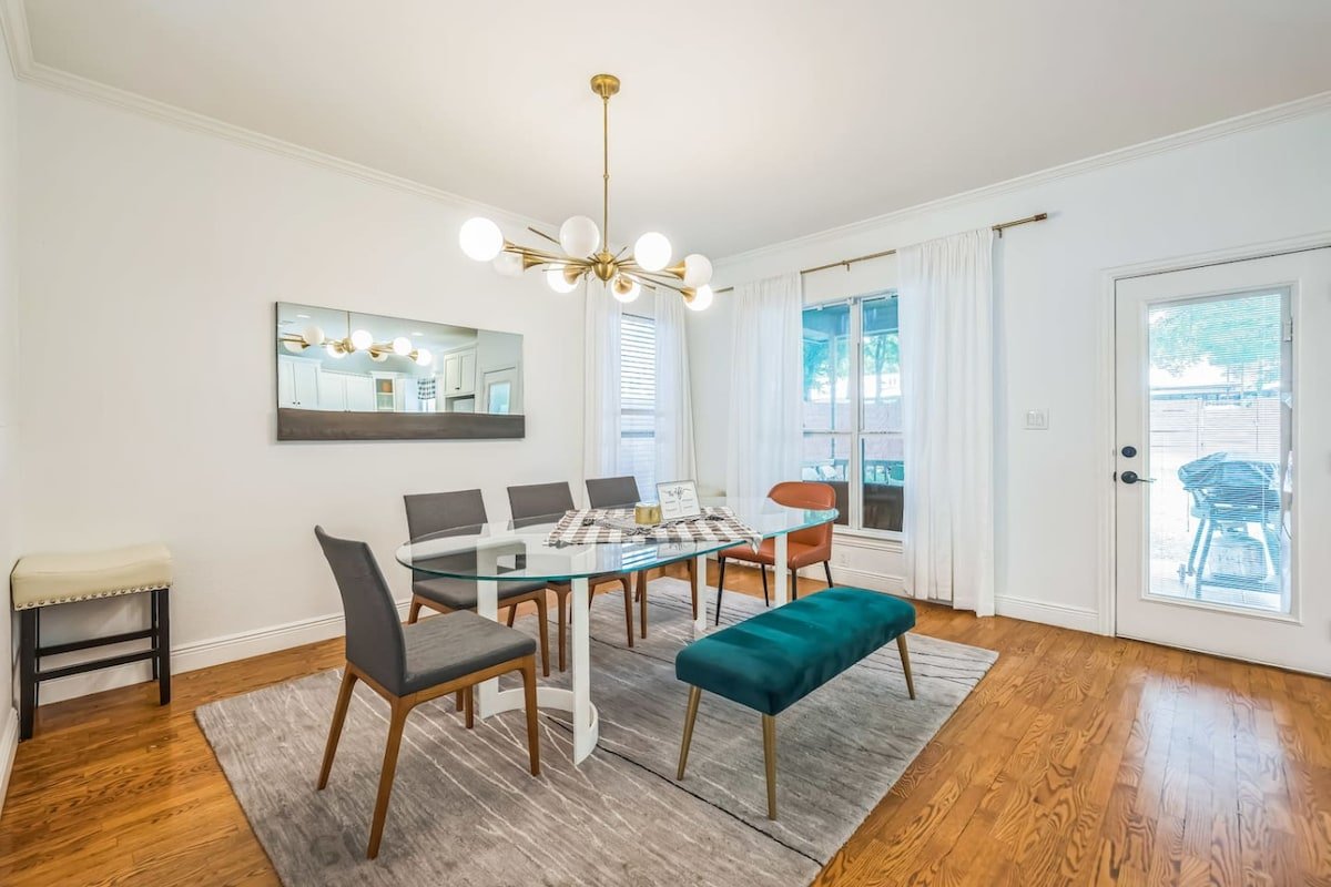 Huge Artistic Home in SoCo w/ Cowboy Pool gallery image 3