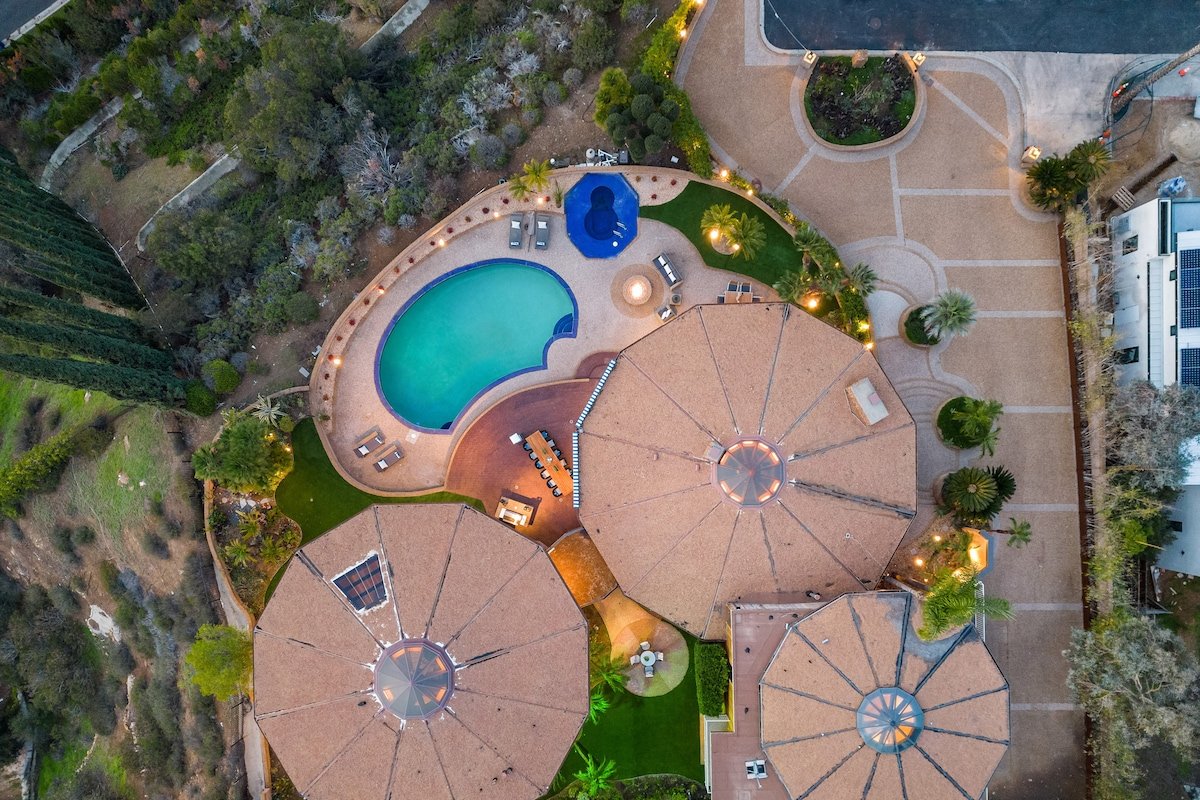 Unique Lewis-Loughrey Masterpiece w/ Surreal Views gallery image 4