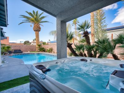 Oasis CLOSE 2 STRIP! Private Hot tub & Heated Pool