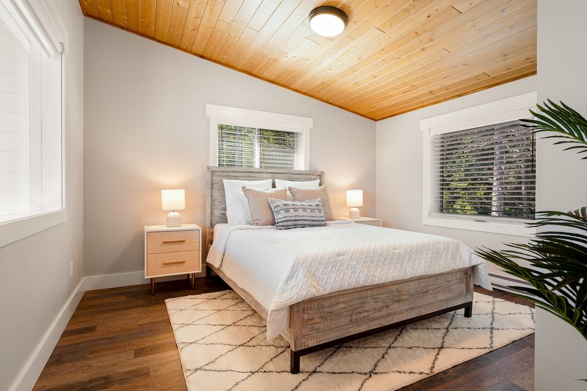 Muskoka Luxury Cottage near Huntsville with Sauna gallery image 3