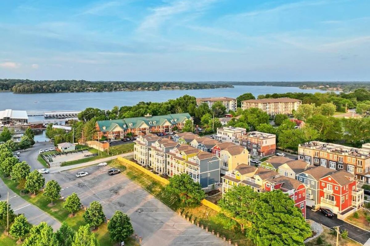 24 Guest Lake Hangout with 12 beds! gallery image 3