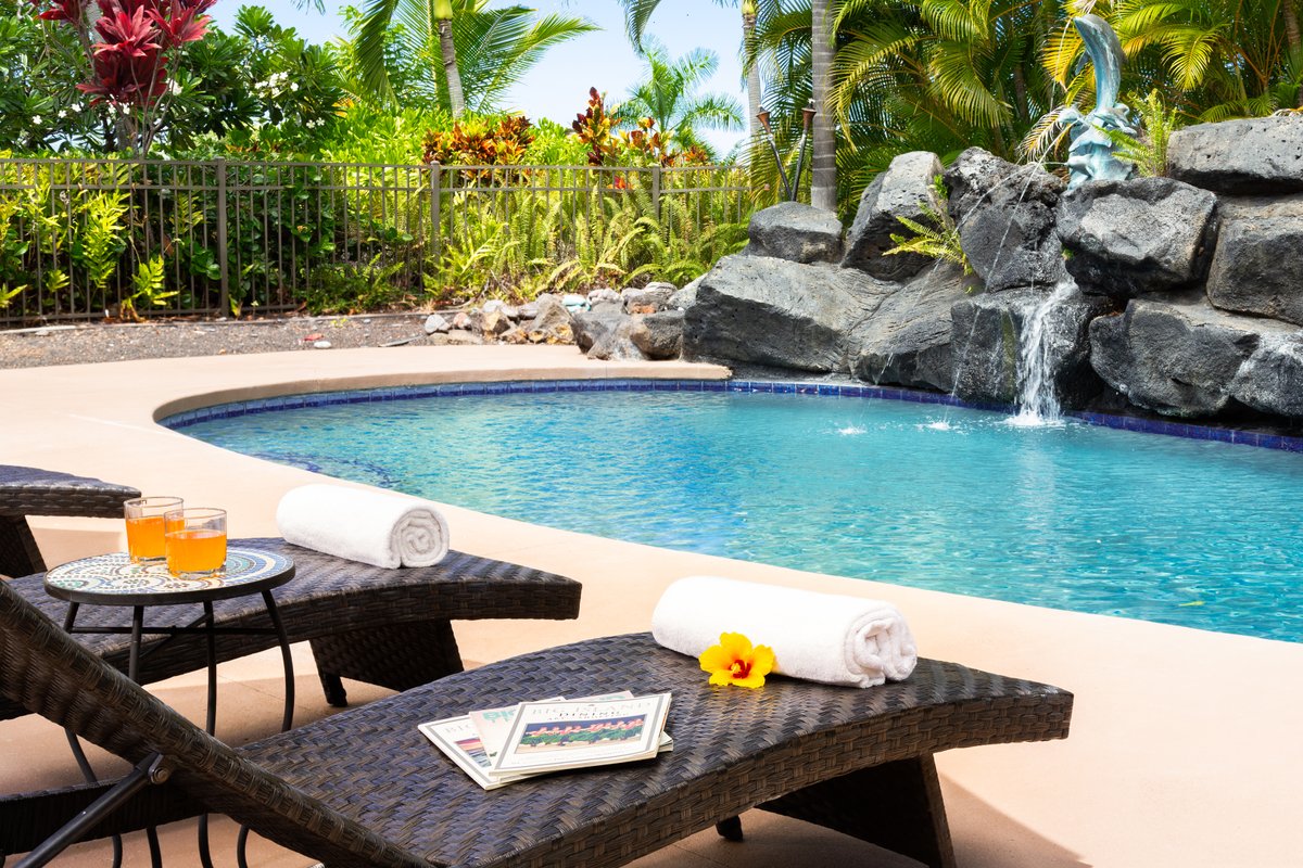 Tropical oasis: Heated pool, hot tub & ocean views