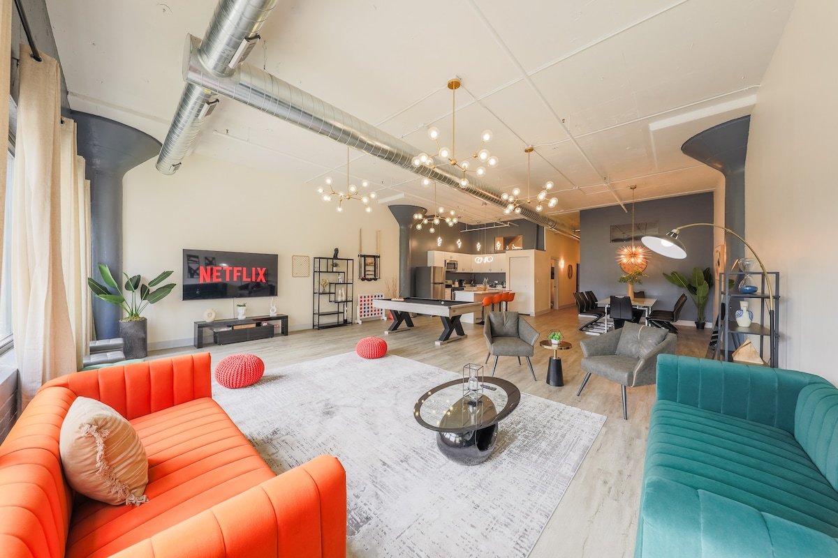 Massive Luxury 5BR Loft Near McCormick | 12 Guests gallery image 2