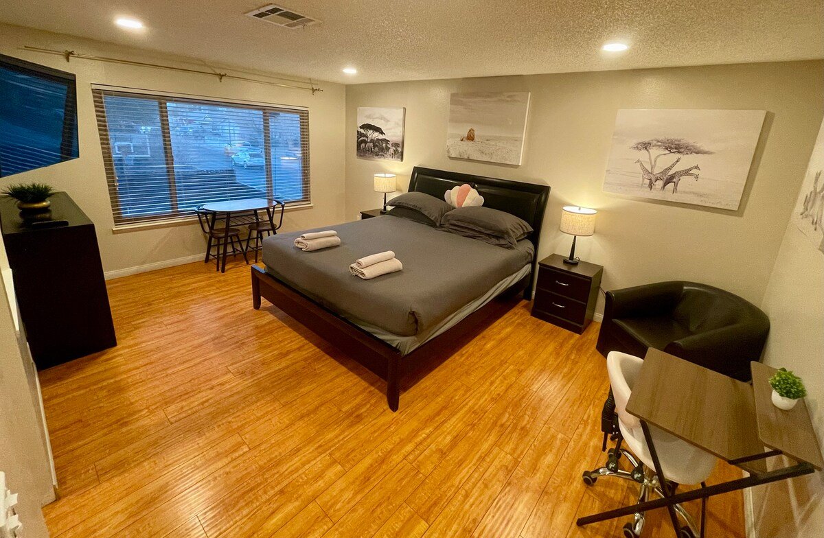 Ultimate Getaway! Pool, Basketball, FirePit & More gallery image 4