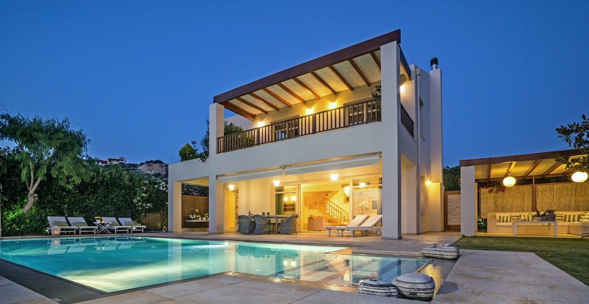 Heated Pool * Sauna * Jacuzzi * 200mt to the Beach gallery image 4