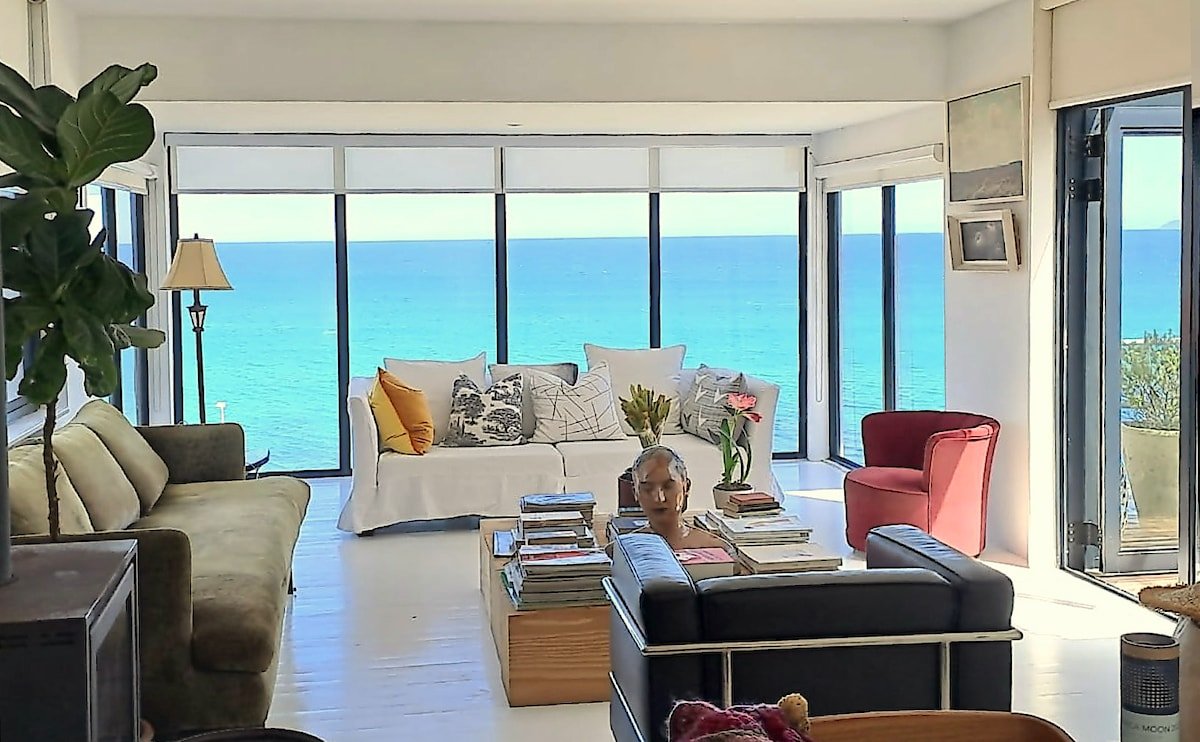 Contemporary beach house with elevated sea views. gallery image 2
