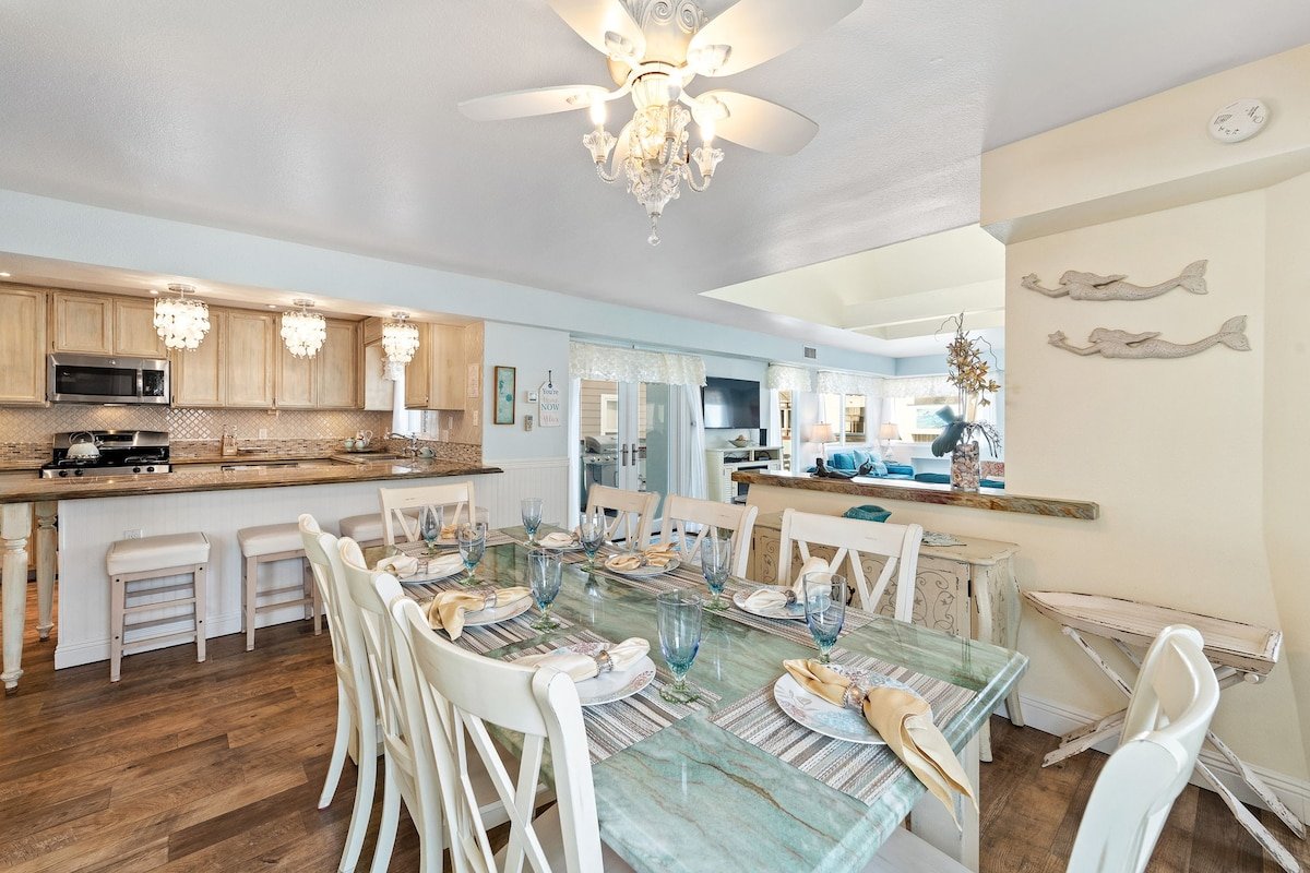 Stylish 2-Story 3BR Beach Condo with Rooftop Deck! gallery image 4