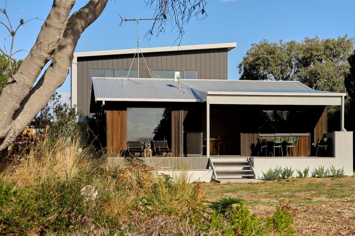 Joeys Place -Waterfront family home @ Freycinet! gallery image 3